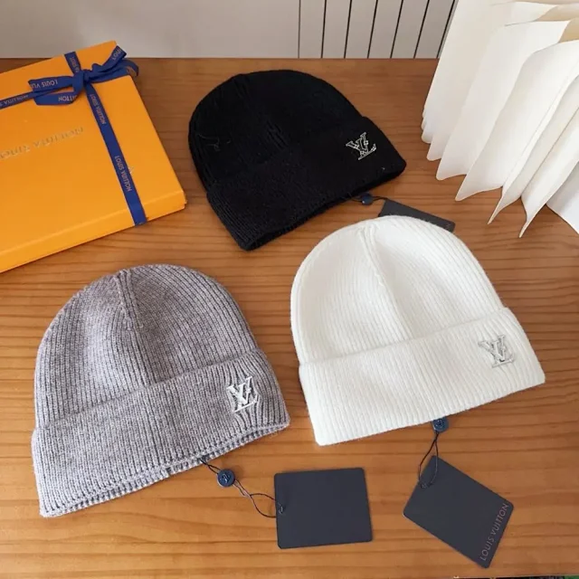 Louis Vuitton Hats Ribbed knit cuff beanie with LV logo product detail image 3