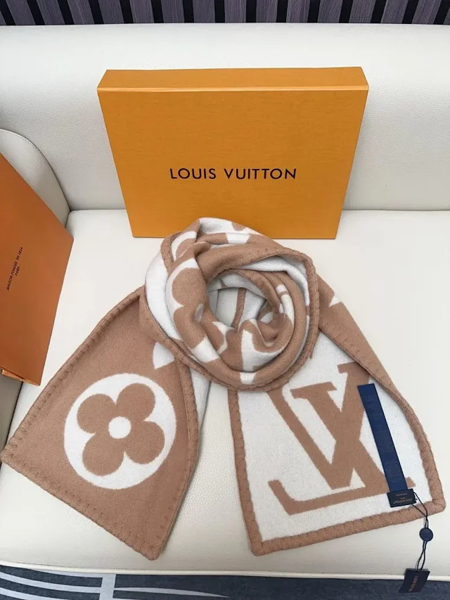 Louis Vuitton Scarves Fringed Monogram Scarf product detail image 10