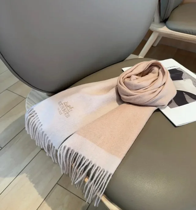 Hermès Scarves Fringed logo scarf product detail image 4