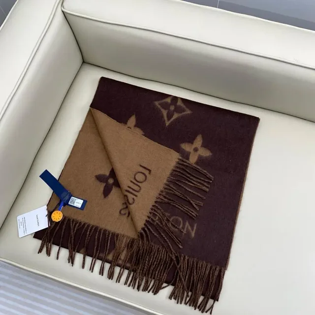 Louis Vuitton Scarves Fringed Monogram Scarf product detail image 2
