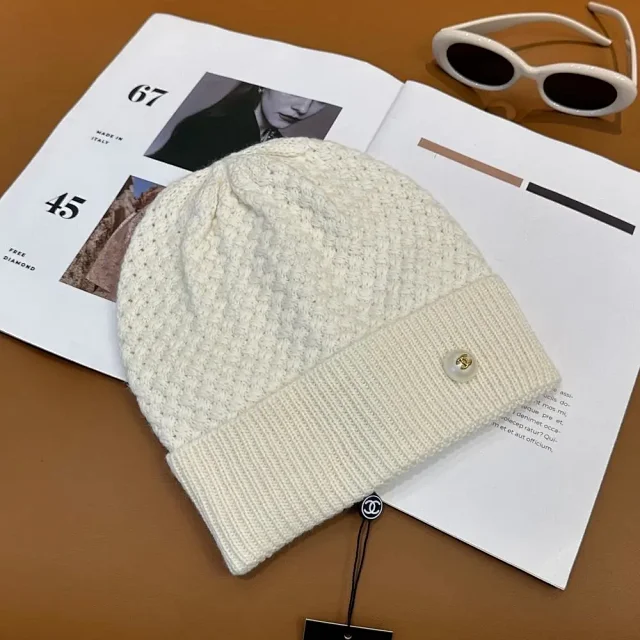 Chanel Hats Knitted cuff beanie with logo button product detail image 3