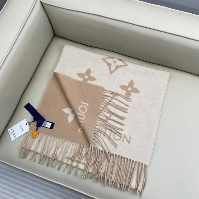 Louis Vuitton Scarves Fringed Monogram Scarf product detail image 5