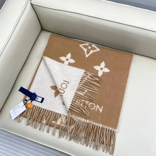 Louis Vuitton Scarves Fringed Monogram Scarf product detail image 6