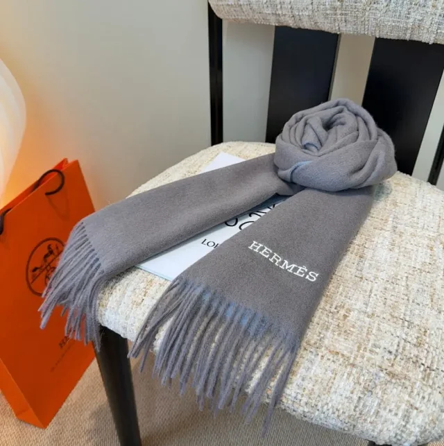 Hermès Scarves Fringed logo scarf product detail image 8
