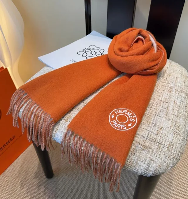 Hermès Scarves Fringed logo scarf product detail image 2