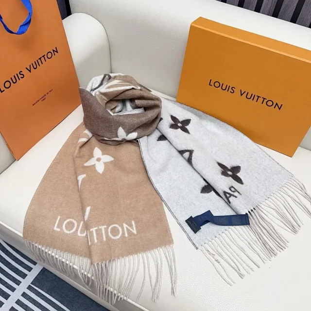 Louis Vuitton Scarves Fringed Monogram Scarf product detail image 9