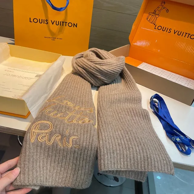 Louis Vuitton Scarves Knitted logo scarf product detail image 4