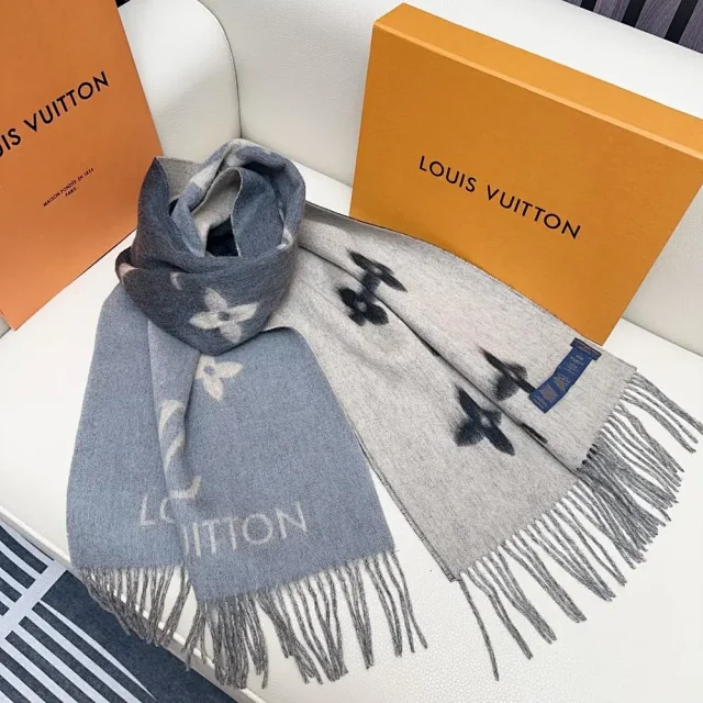 Louis Vuitton Scarves Fringed Monogram Scarf product detail image 8