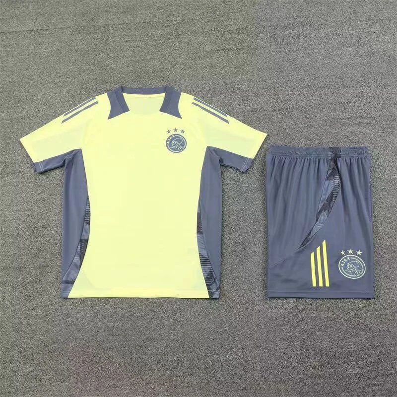 2425 Ajax Light Yellow