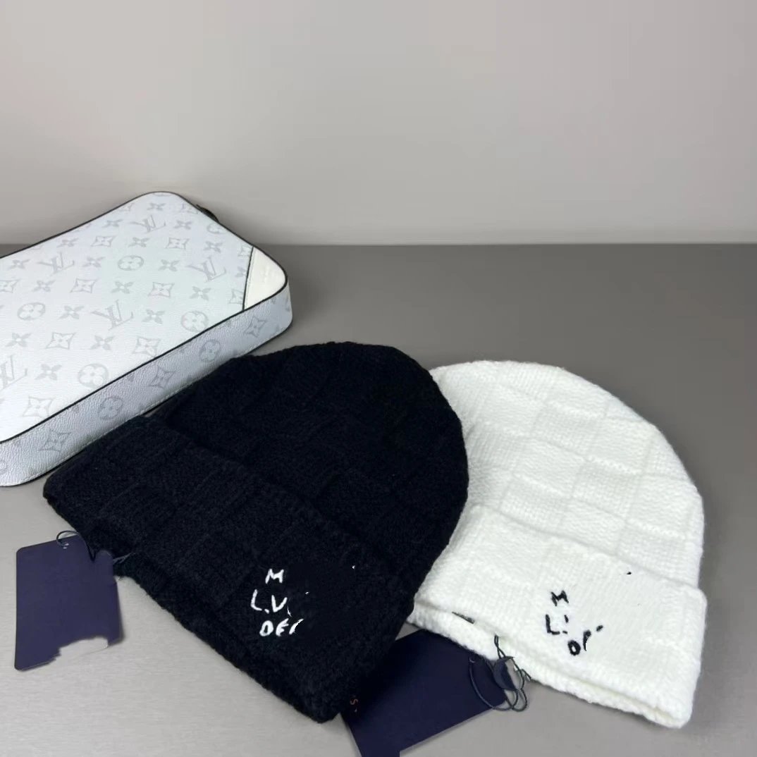 Checkered solid color autumn and winter letter style European and American cross-border men's and women's versatile three label complete hot selling yarn knitted hat