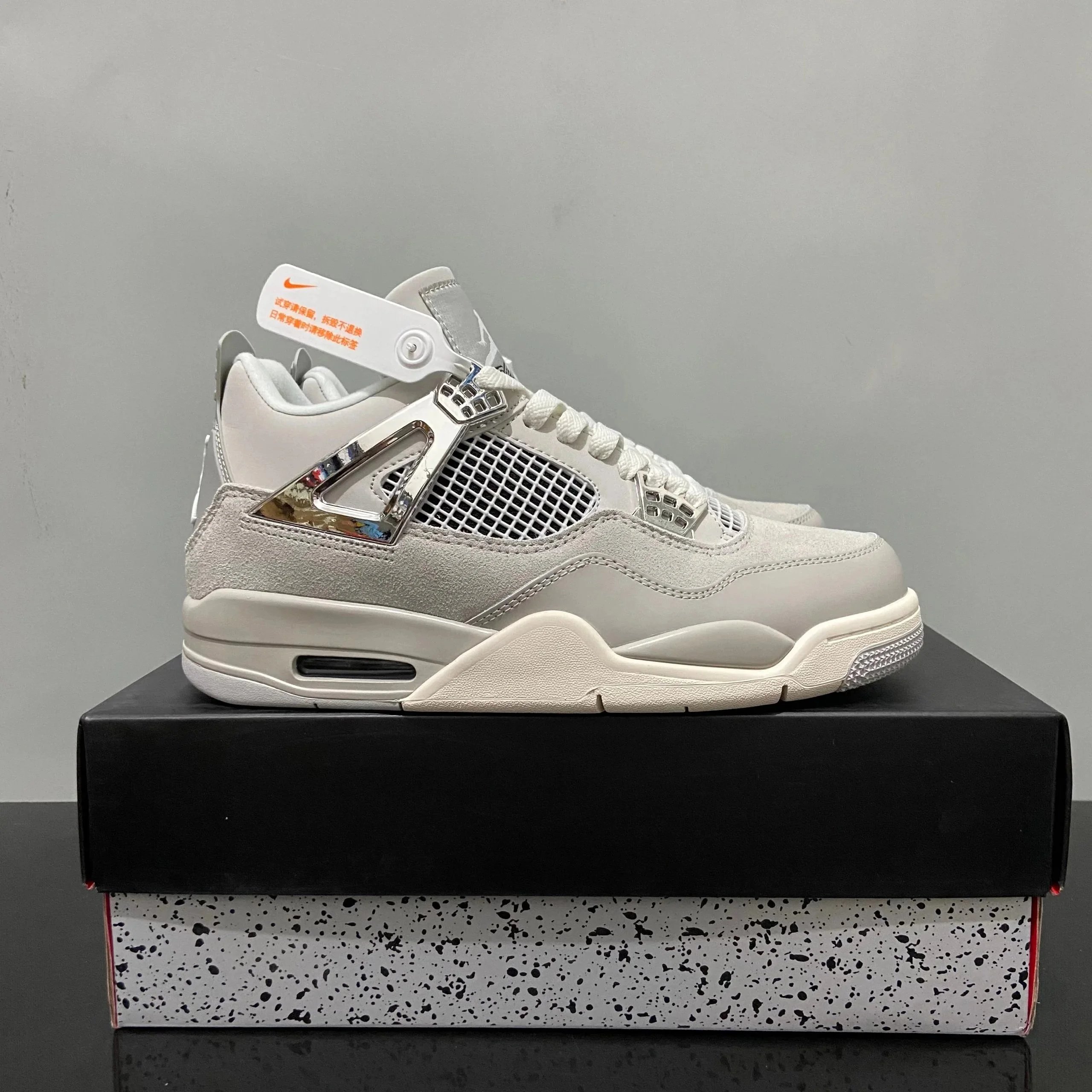 S厂头层纯原Air Jordan 4 Retro "Frozen Moments" 电镀银 AJ4 乔丹4代 aj4 乔4 灰银 乔丹篮球鞋 鞋身采用灰色调作为主底色，鞋身处皮革和麂皮的拼接设计