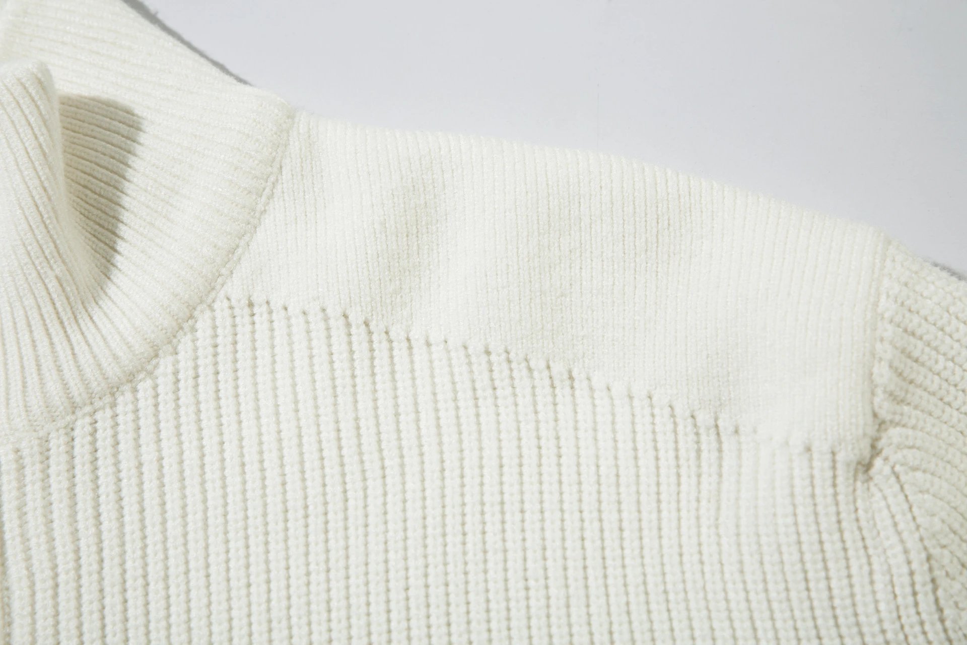 Design Puffer Jacket with Star Logo White Outerwear - 25