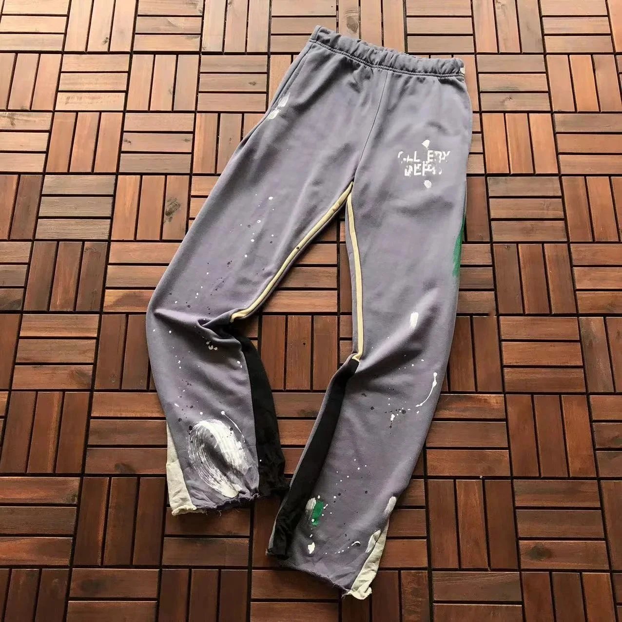 Gallery Dept. Trousers Paint-splatter sweatpants with contrast side panels and raw hems — 03