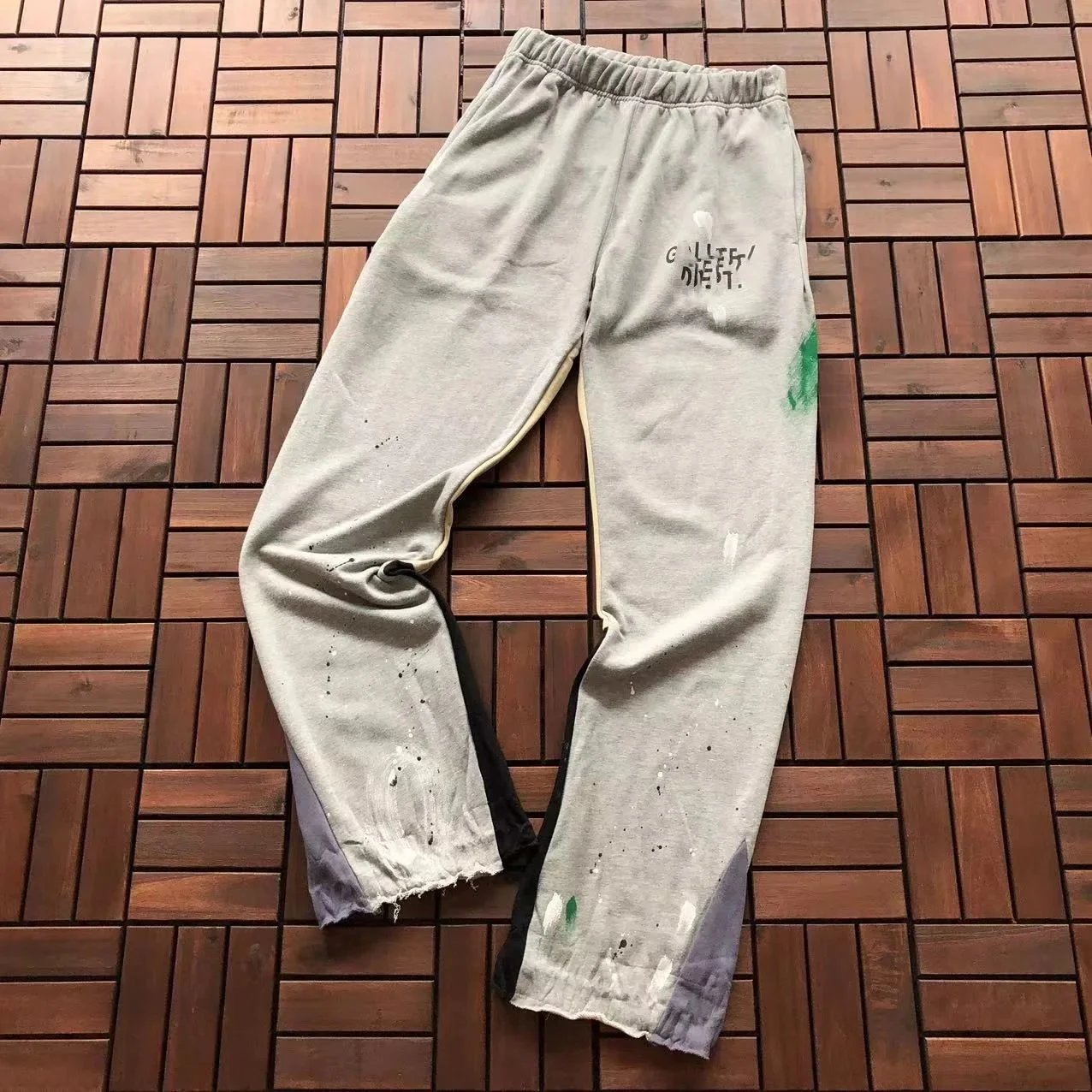 Gallery Dept. Trousers Paint-splatter sweatpants with contrast side panels and raw hems — 02