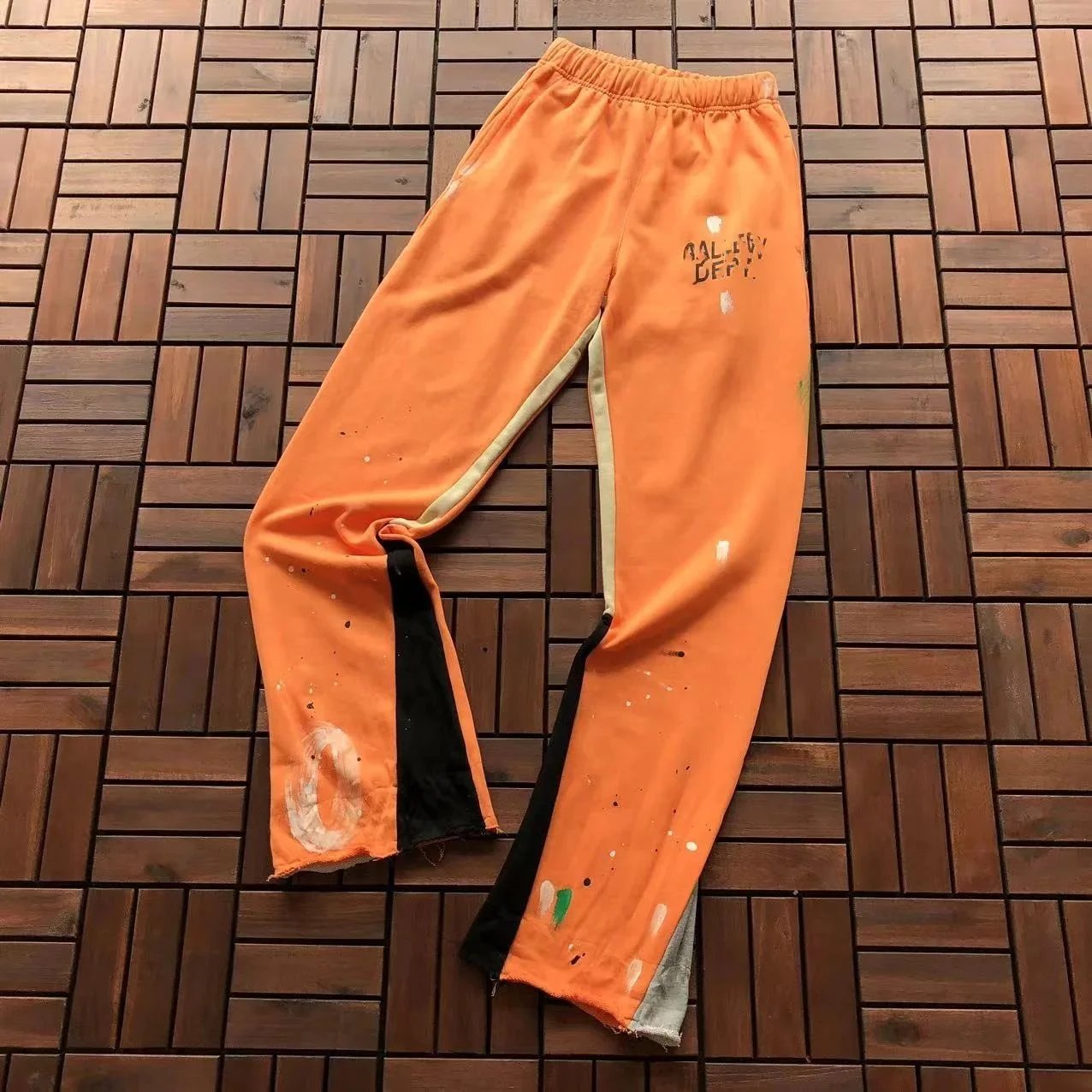Gallery Dept. Trousers Paint-splatter sweatpants with contrast side panels and raw hems — 01