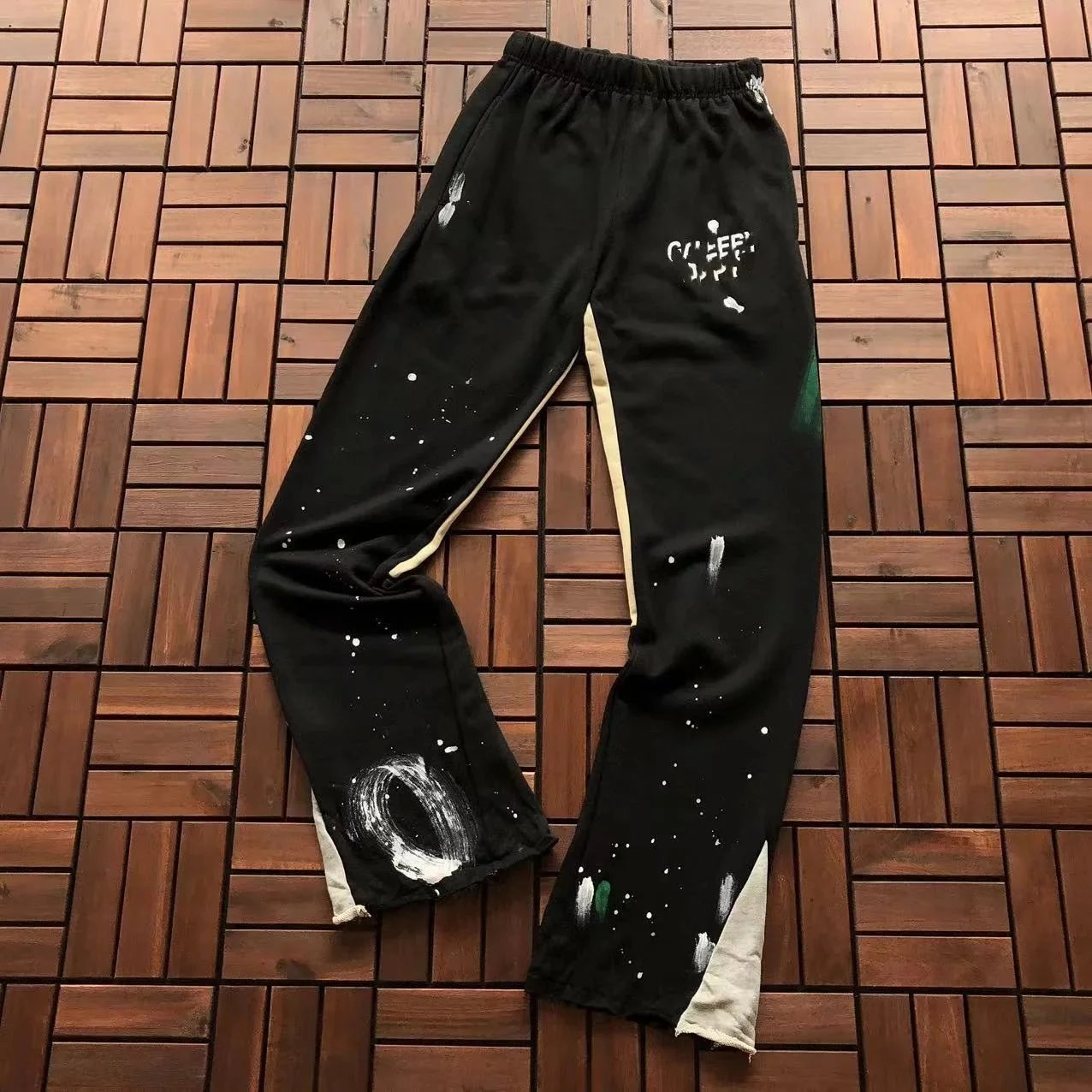 Gallery Dept. Trousers Paint-splatter sweatpants with contrast side panels and raw hems — 04