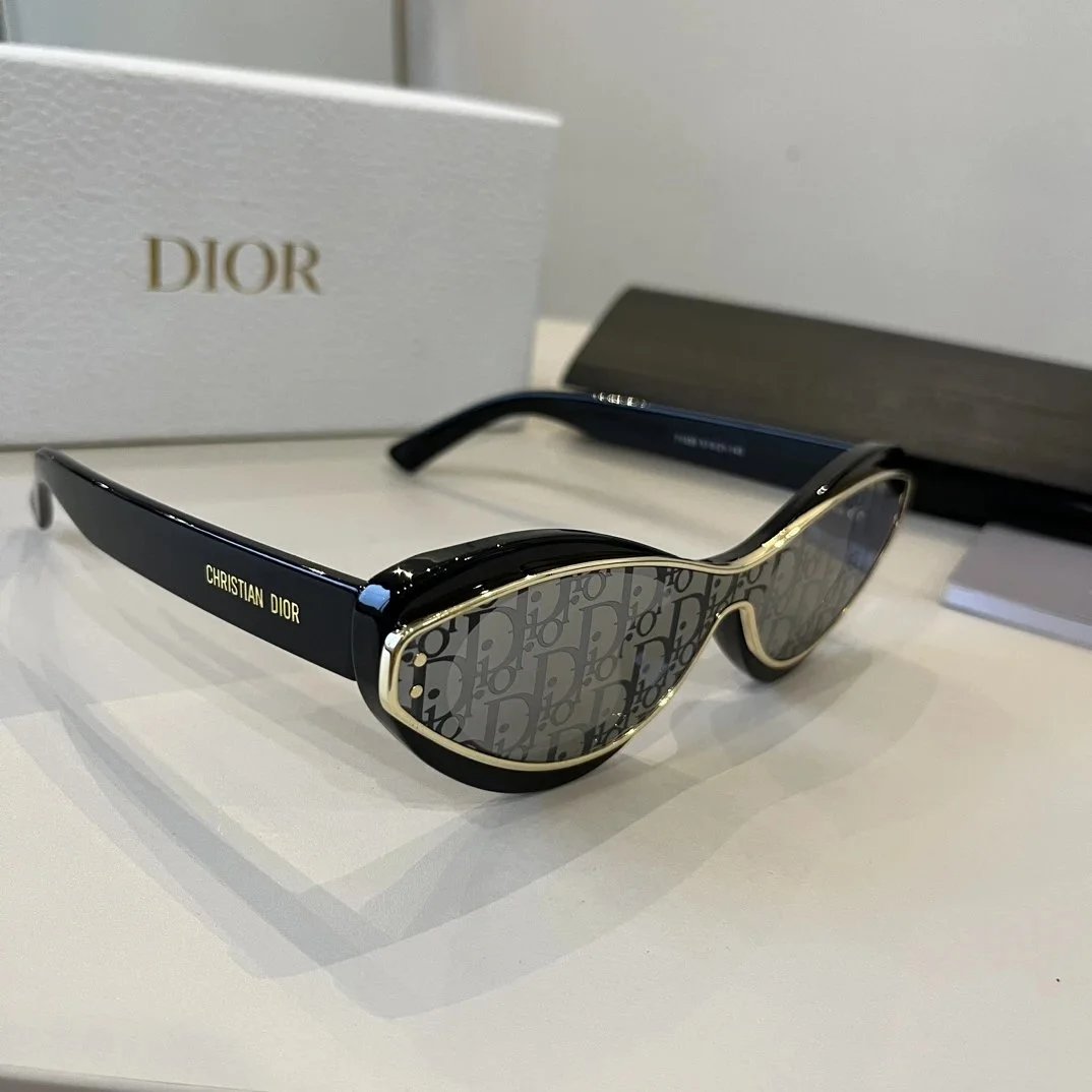 Louis Vuitton Eyewear Monogram shield sunglasses — D37