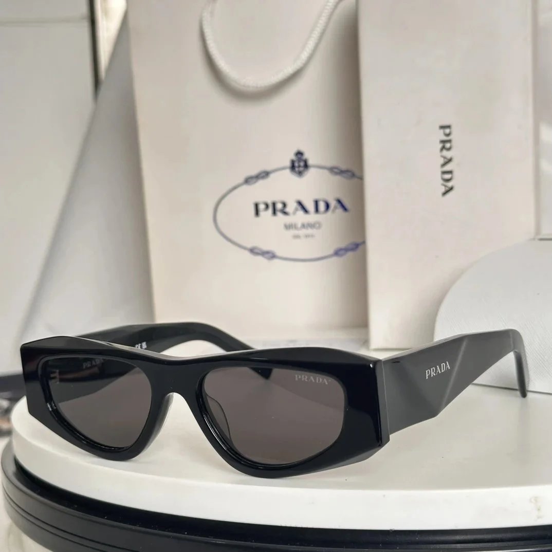 Louis Vuitton Eyewear Monogram shield sunglasses — P20