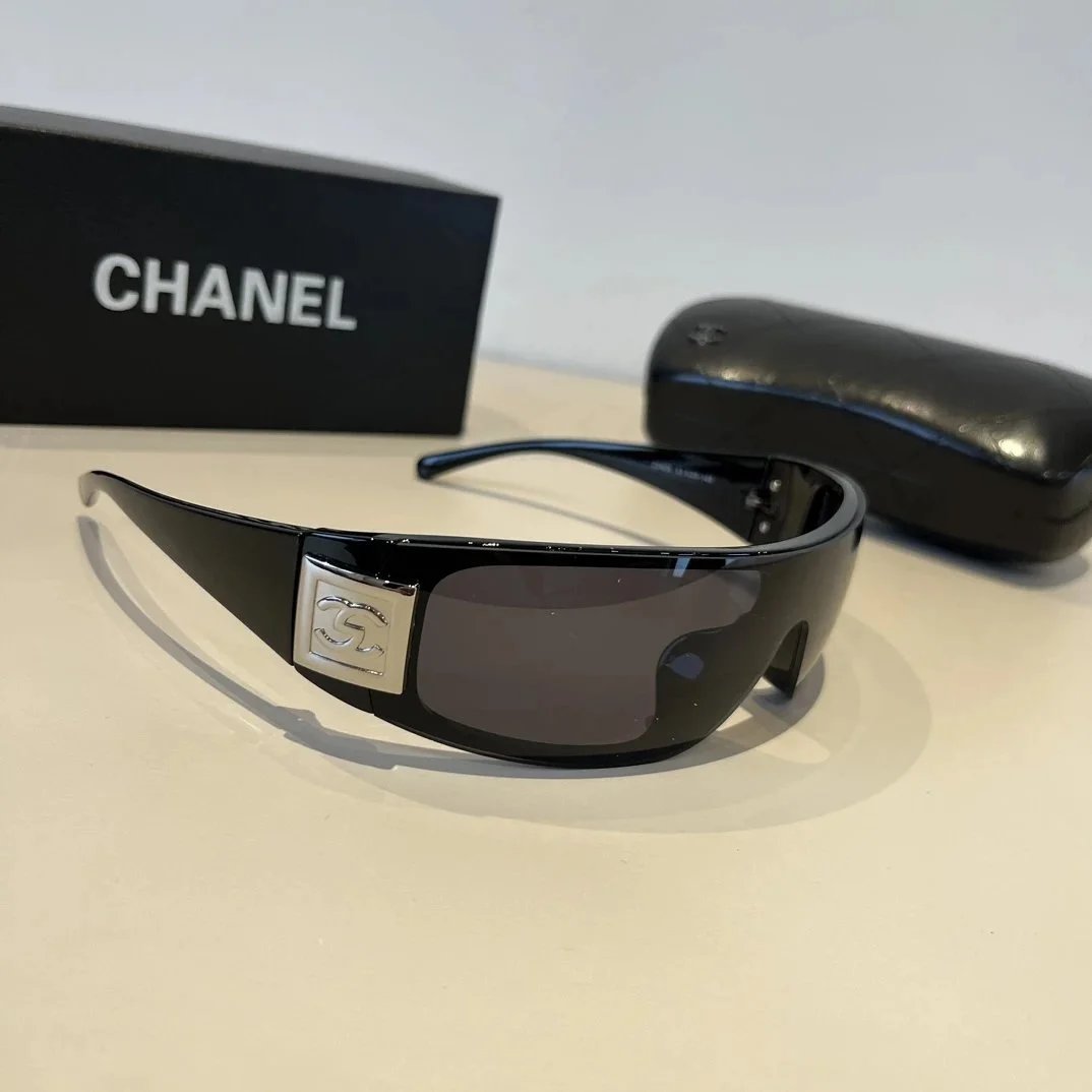 Louis Vuitton Eyewear Monogram shield sunglasses — C32