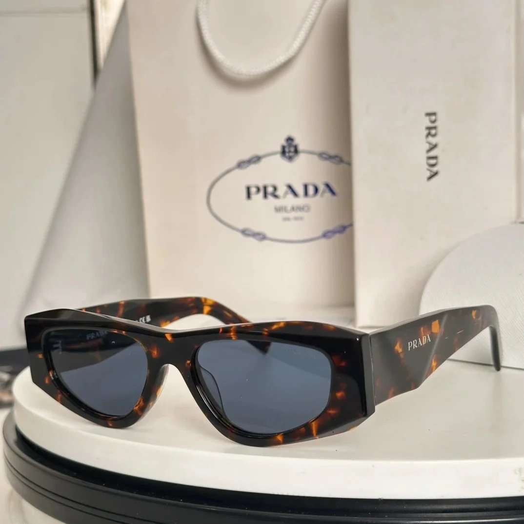 Louis Vuitton Eyewear Monogram shield sunglasses — P22