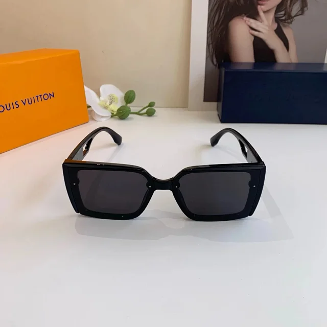 Louis Vuitton Eyewear Monogram shield sunglasses product detail image 3