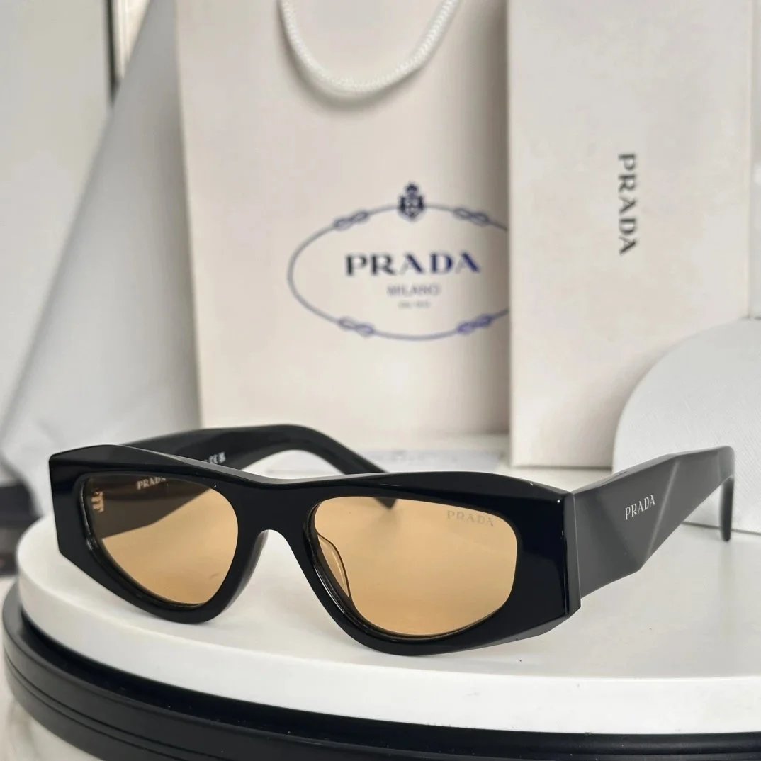 Louis Vuitton Eyewear Monogram shield sunglasses — P25
