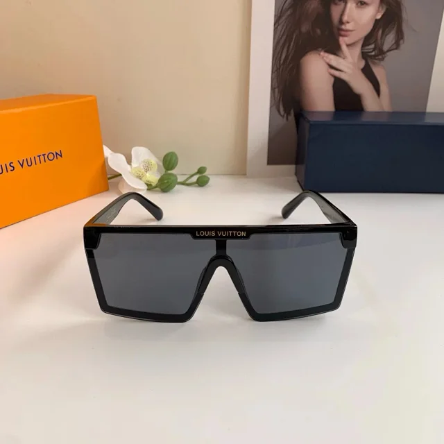 Louis Vuitton Eyewear Monogram shield sunglasses product detail image 9