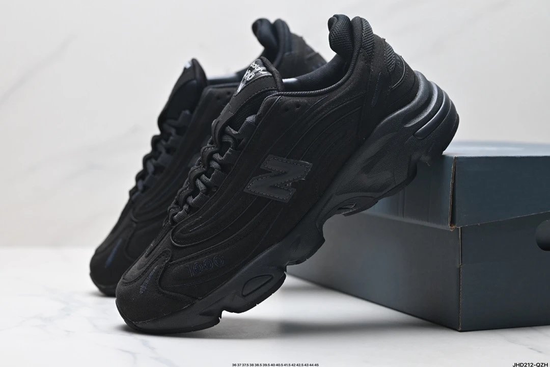 New Balance Sneakers 1000 — 18