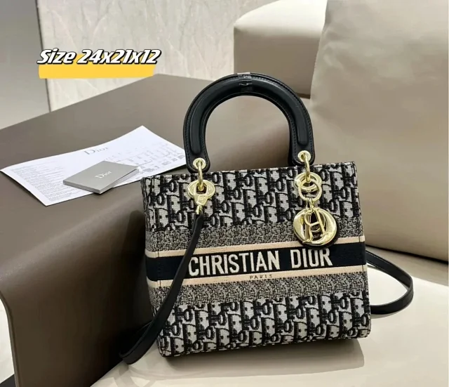 Chanel Handbags Quilted Chain-Strap Handbag product detail image 4