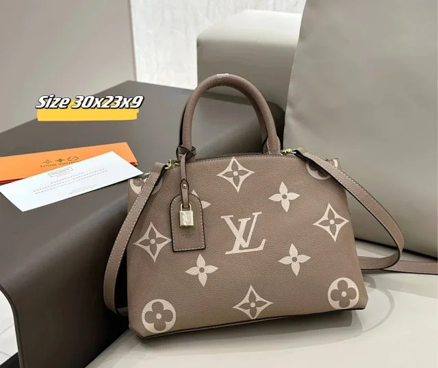 Chanel Quilted chain-strap crossbody bag product detail image 7