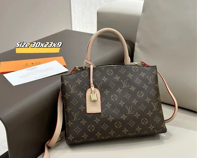 Chanel Quilted chain-strap crossbody bag product detail image 2