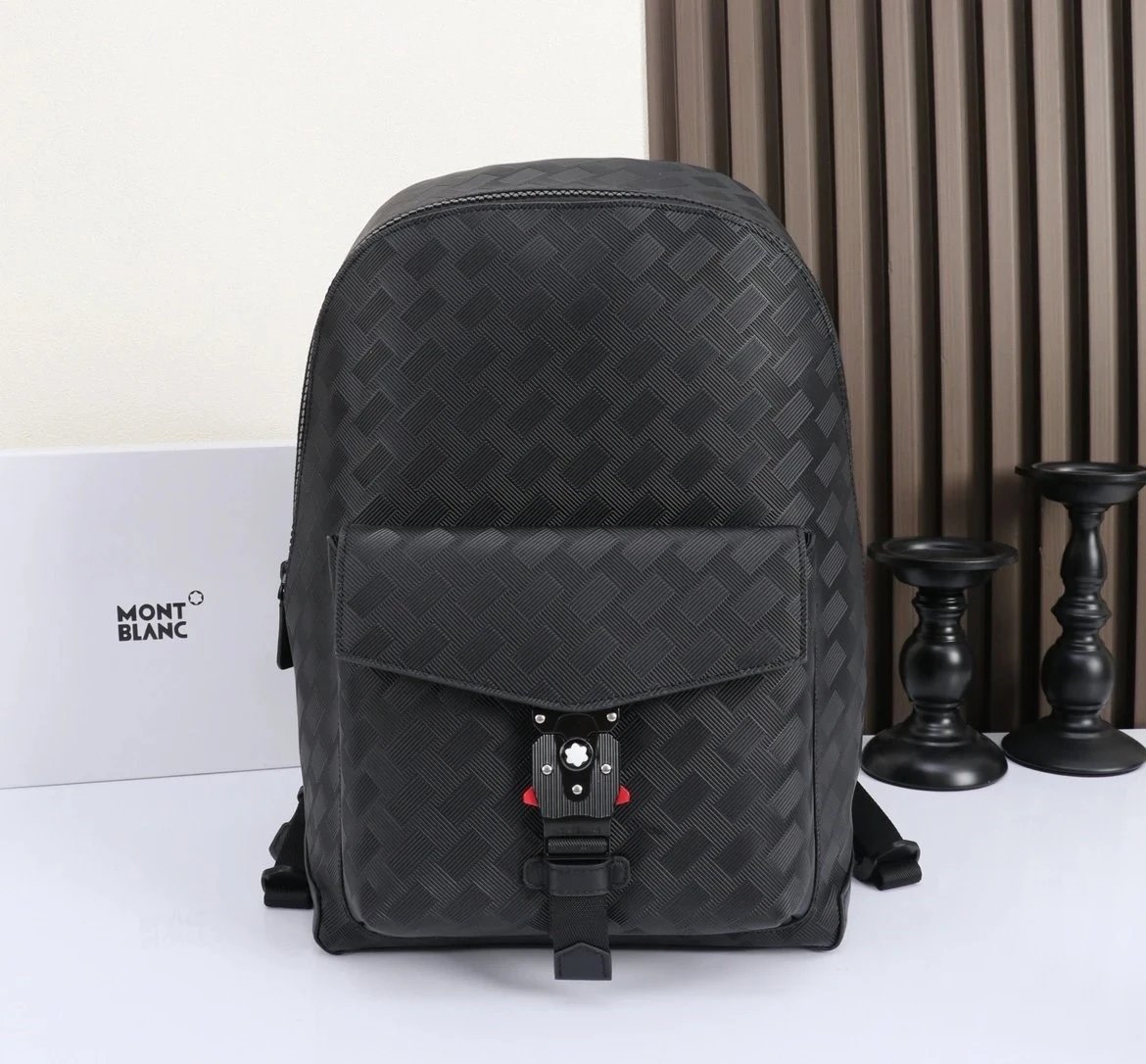 MONTBLANC全新万宝龙风尚3.0系列M双肩包背包经典黑型号：MB129965#材质：头层牛皮 （原版皮）包装：专柜同步包装防尘袋款式：购版打造 尺寸：41*30*13