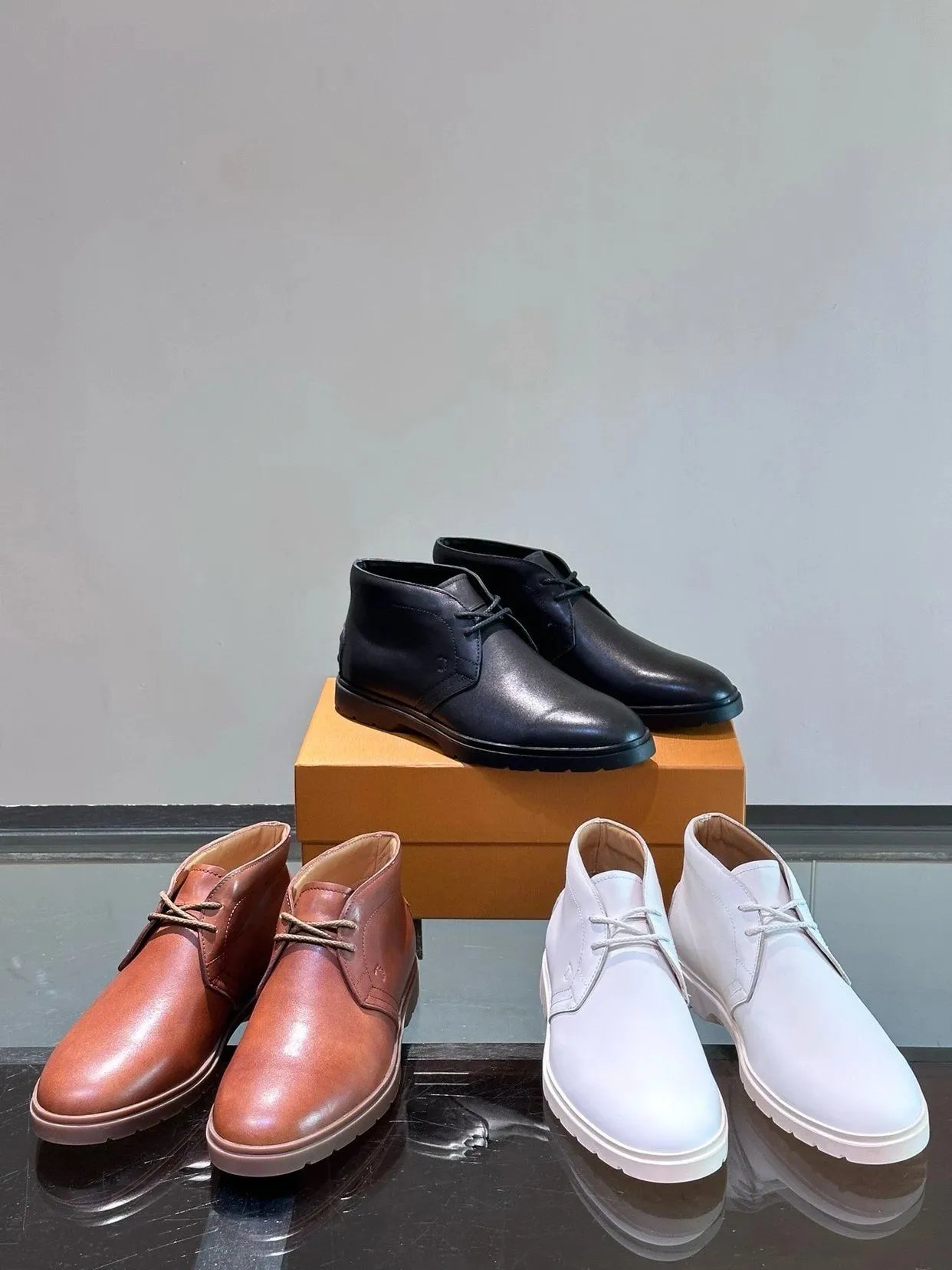 TOD'S/托德斯2024秋冬新款男士绑带靴短靴子简约的设计吸引眼球，采用小牛皮革制成