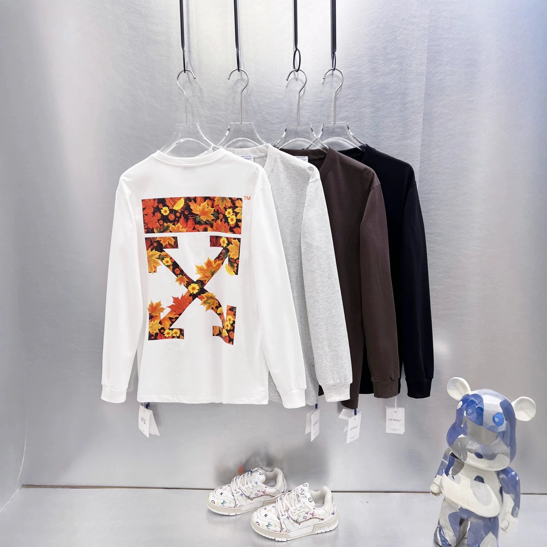 Off-White T-Shirts Long-Sleeve Graphic Arrow T-Shirt image 4