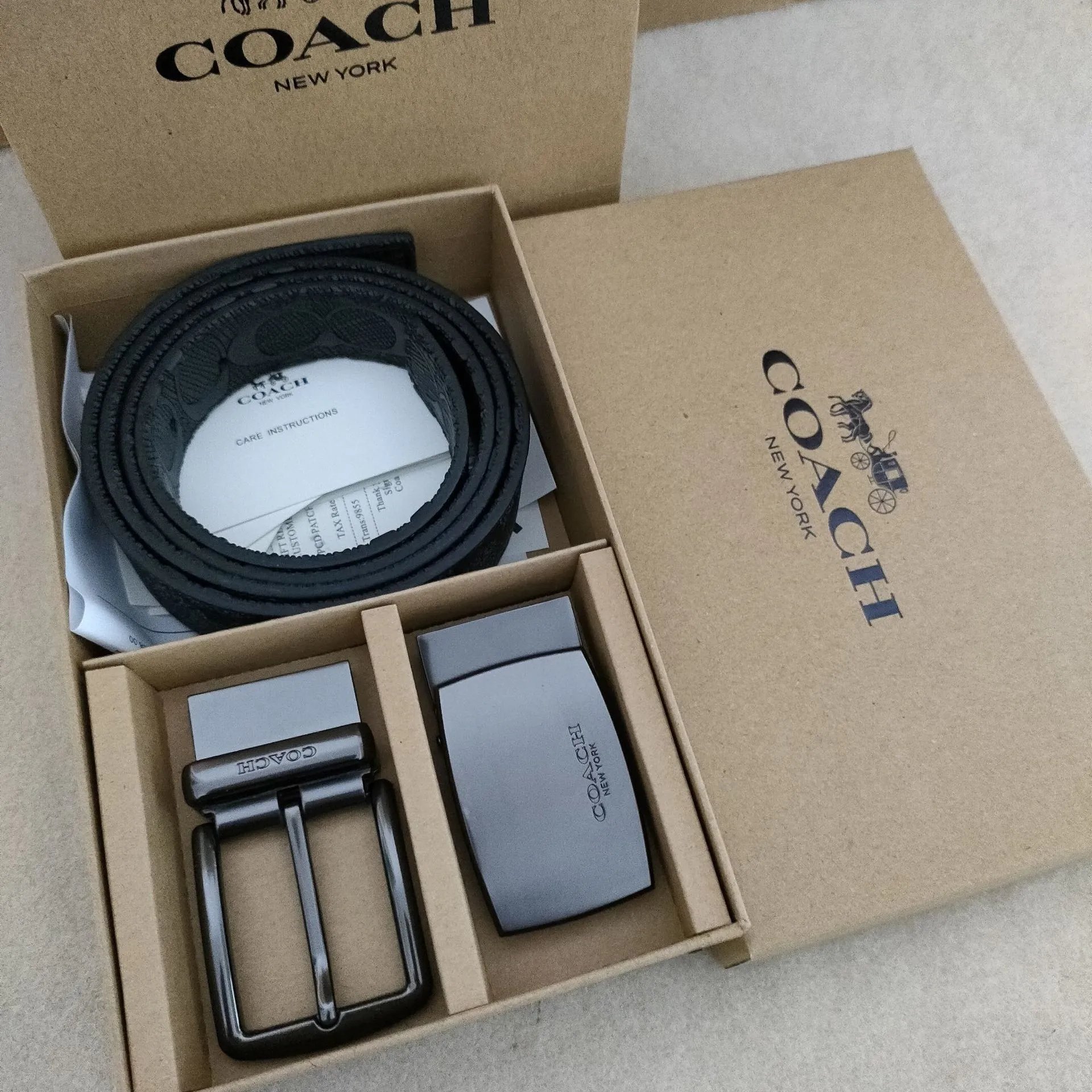 Coach Belts Reversible Signature C Pattern Belt with Interchangeable Buckles — Double-sided gift-boxed pin buckle, letter buckle