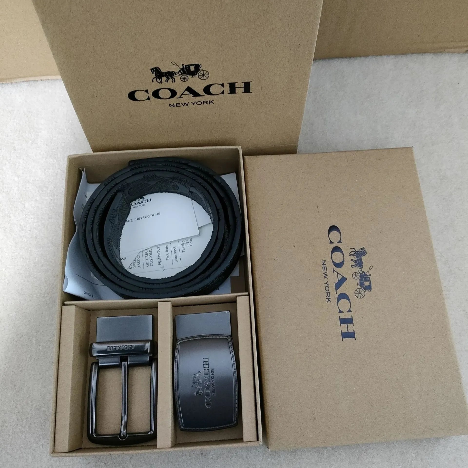 Coach Belts Reversible Signature C Pattern Belt with Interchangeable Buckles — Double-sided gift-boxed pin buckle, carriage buckle