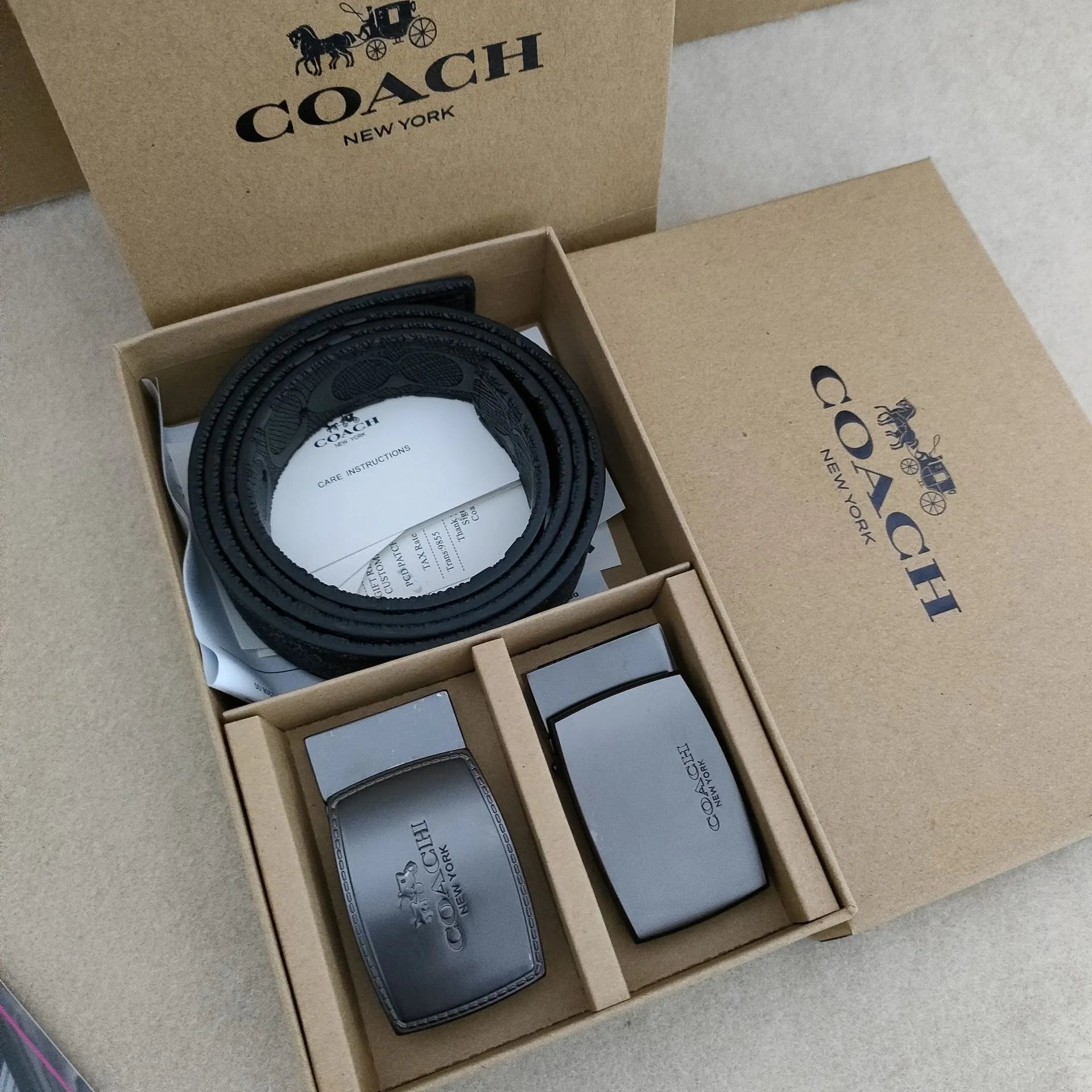 Coach Belts Reversible Signature C Pattern Belt with Interchangeable Buckles — Double-sided gift-boxed letter buckle, carriage buckle