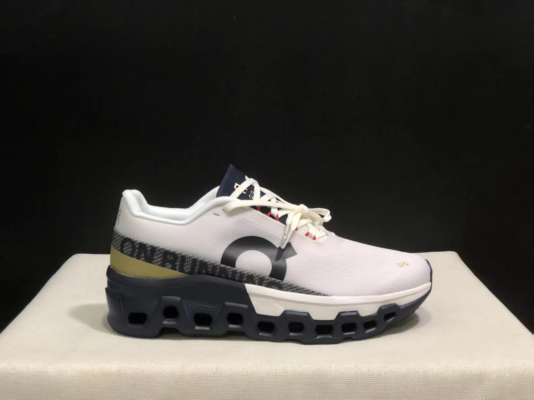 On Sneakers Cloudmonster 2 Running — 34