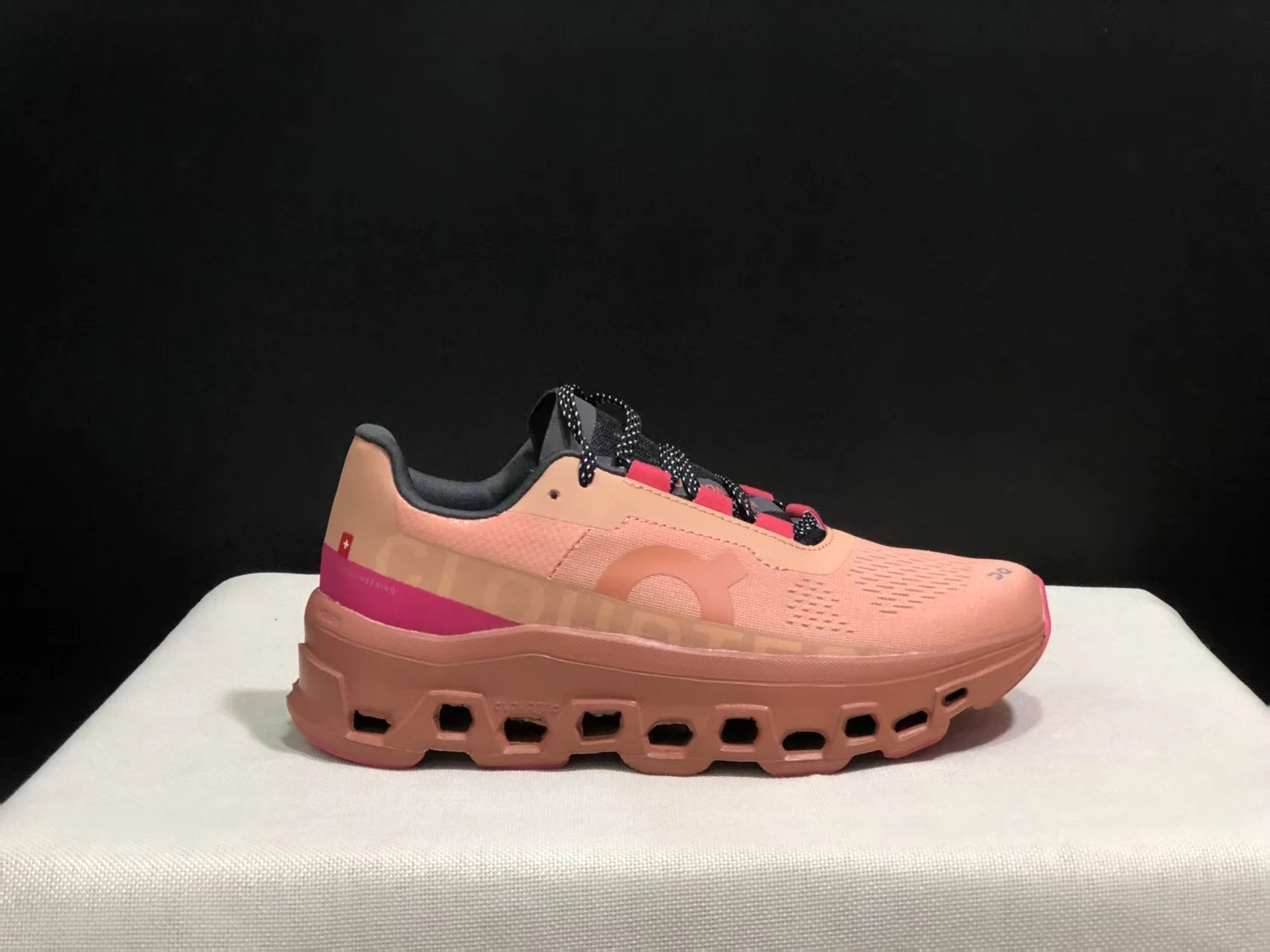 On Sneakers Cloudmonster 2 Running — 37