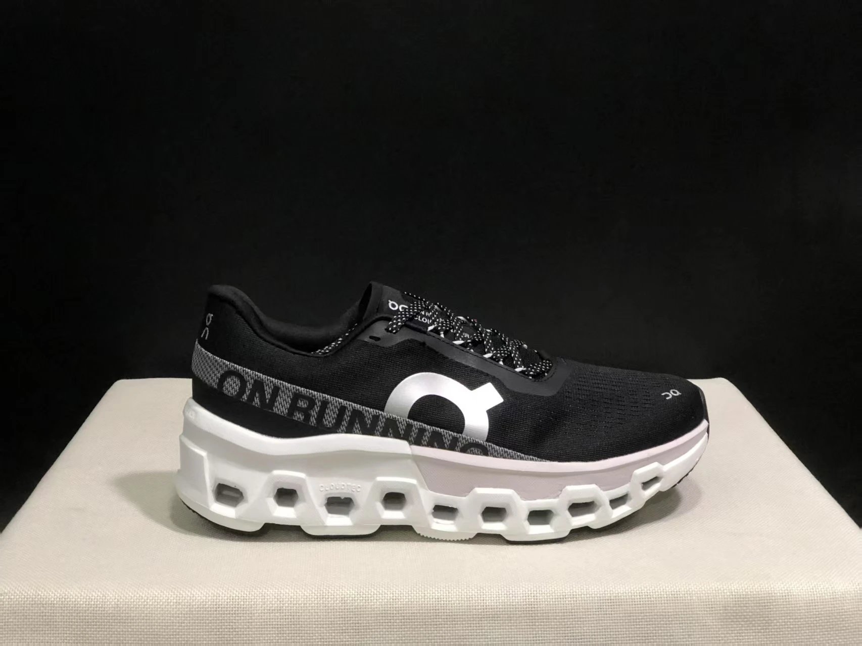 On Sneakers Cloudmonster 2 Running — 40