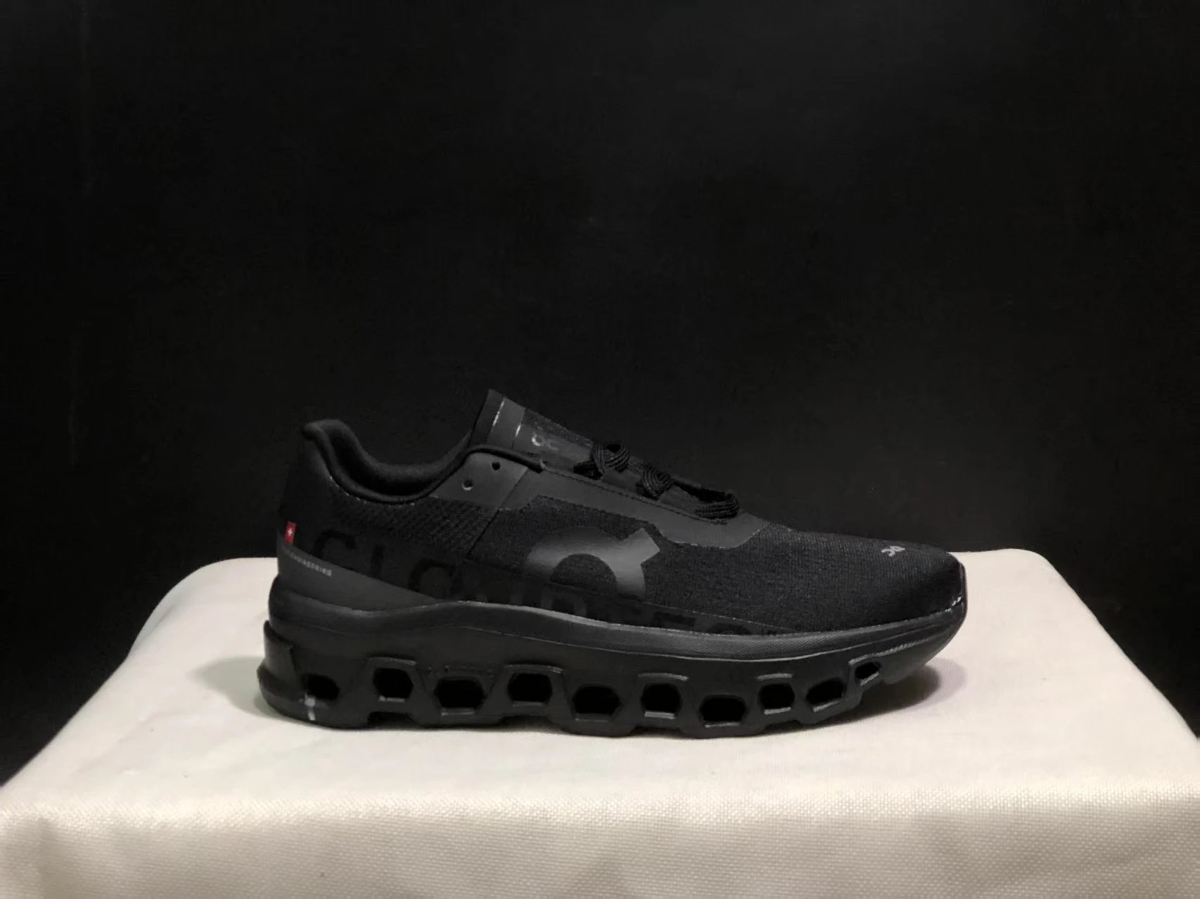 On Sneakers Cloudmonster 2 Running — 16