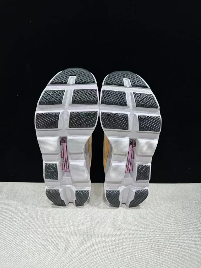 On Sneakers Cloudmonster 2 Running product detail image 9