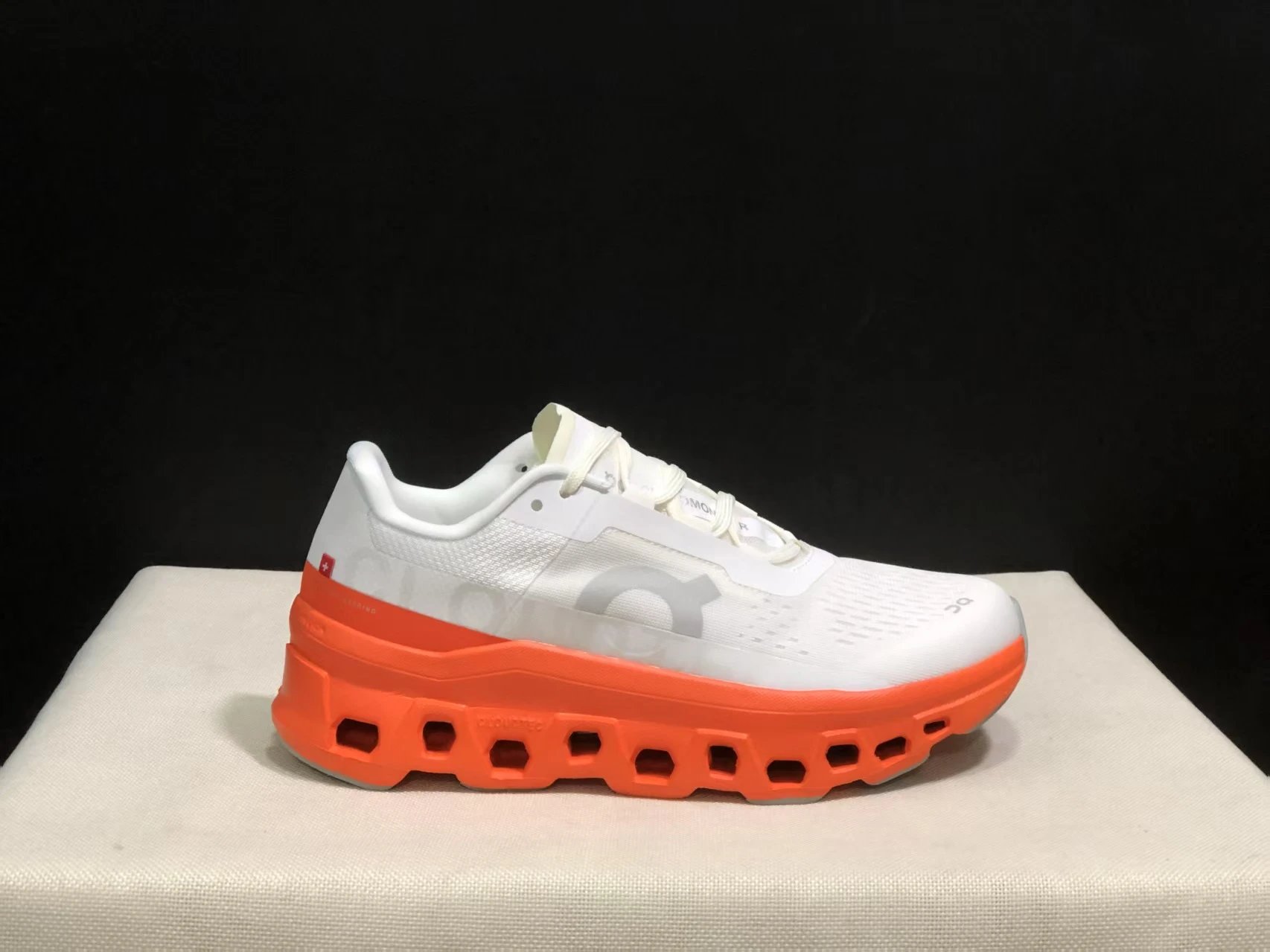 On Sneakers Cloudmonster 2 Running — 24