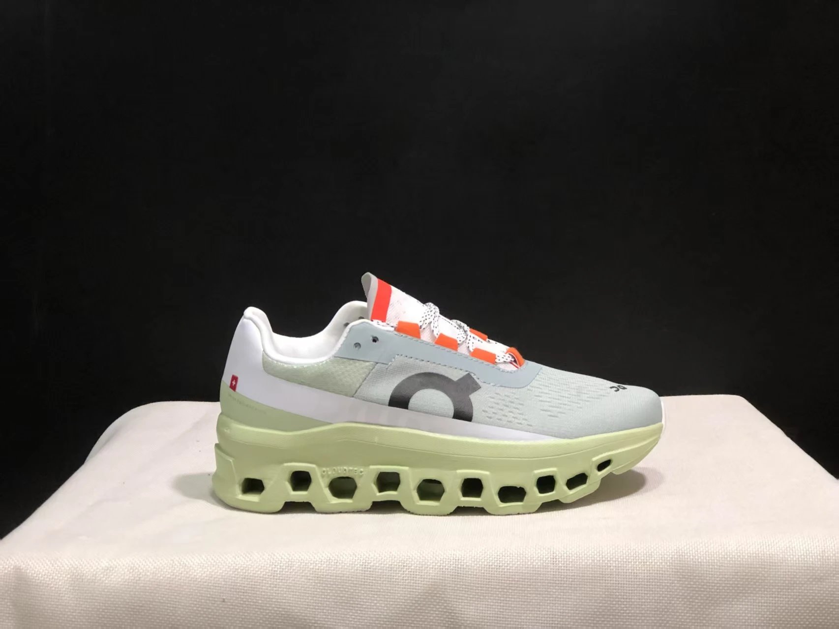 On Sneakers Cloudmonster 2 Running — 17