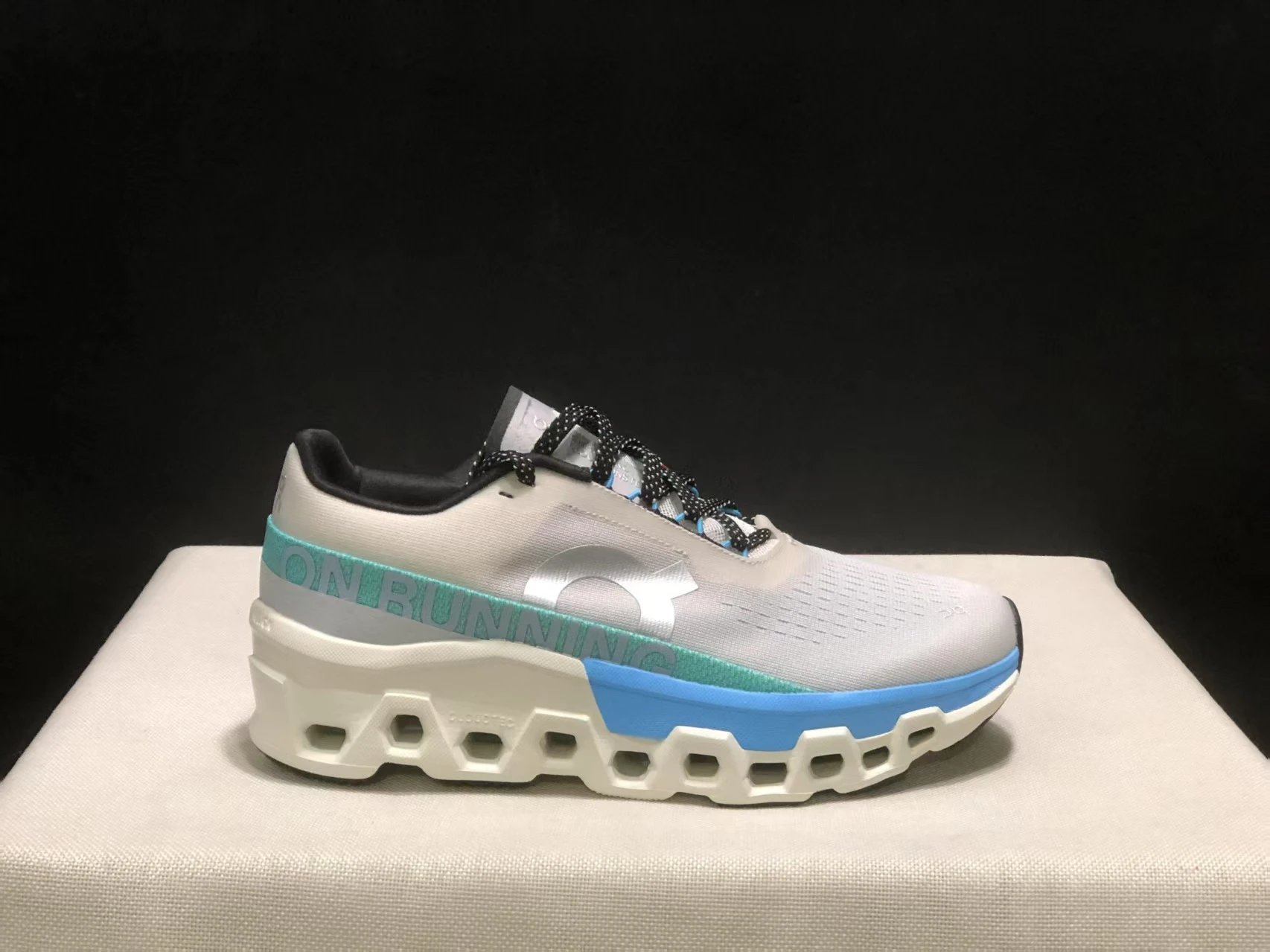 On Sneakers Cloudmonster 2 Running — 2