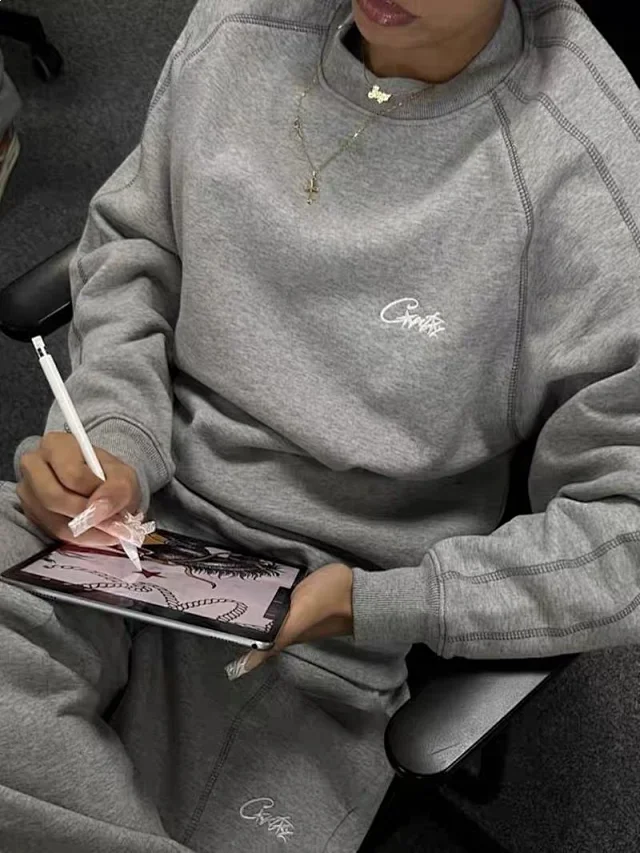 Corteiz Hoodies & Sweatshirts Zip-up hooded sweatshirt with embroidered chest emblem product detail image 4
