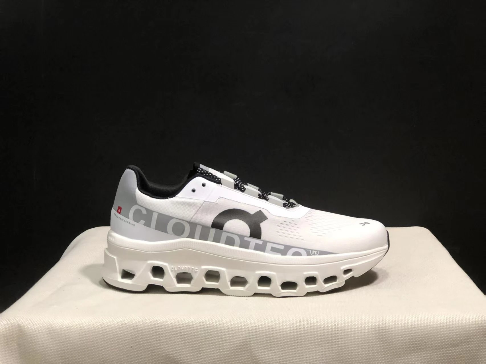 On Sneakers Cloudmonster 2 Running — 25