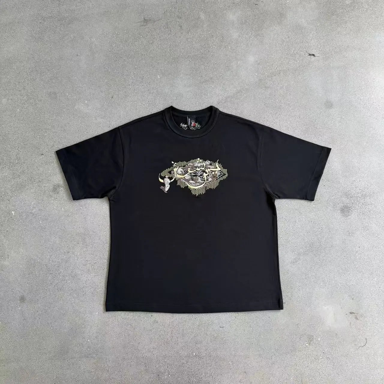Derschutze T-Shirts Embroidered Graphic Short-Sleeve T-Shirt — Arabic / Black [Short Sleeve]