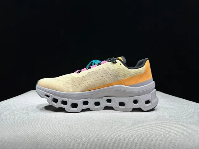 On Sneakers Cloudmonster 2 Running product detail image 4