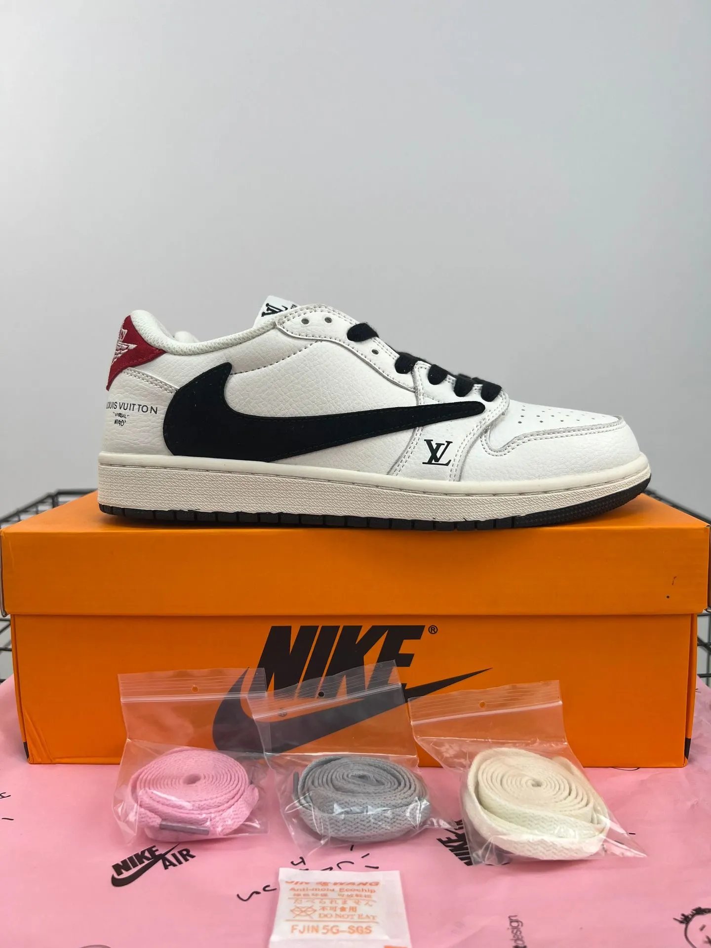 Nike Sneakers Air Jordan 1 Low — aj 1 barb white black red